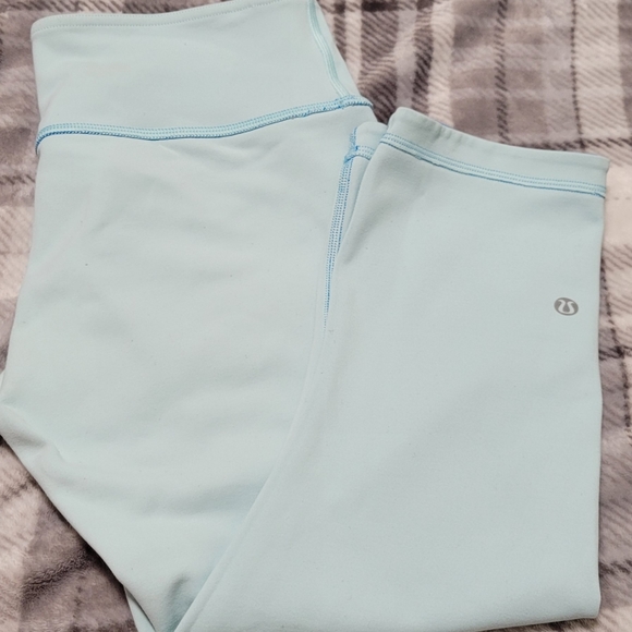 Like new Lululemon wunder under Crop reversible - Picture 6 of 9